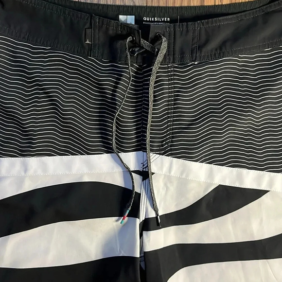 Men’s Quicksilver swim trunks size 33 - Picture 3 of 5